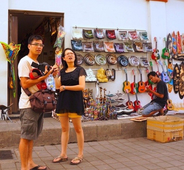 Chinese tourists stand in front of a souvenir stall in Bali. Image: The Jakarta Post