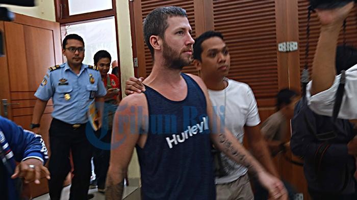 Australian national Shaun Edward Davidson arrives at Kerobokan Prison in Bali, escorted by immigration officers, in April 2016.