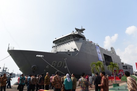 Dozens of guests observe Strategic Sealift Vessel BRP TARLAC (LD-601), at a vessel dock at Tanjung Perak Seaport in Surabaya on May 8. It was a debut export of warship by state-owned ship builder PT PAL that was ordered by the Philippine Defense Ministry. The vessel arrived in the Philippine on Friday. Image: Antara/Zabur Karuru