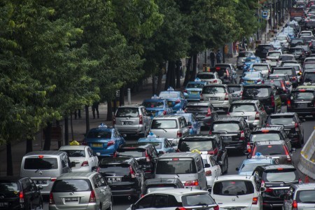 Vehicles stuck in traffic in Jl. MH Thamrin in Central Jakarta on June 20. The Jakarta administration will start implement a month-long trial of odd-even license plate policy next month before fully implement it in August in a bid to ease worsening traffic congestion.