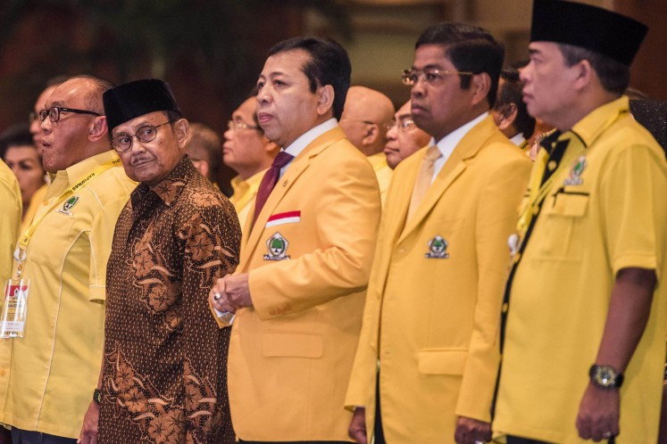 Golkar Party chairman Setya Novanto (center), secretary general Idrus Marham (second right), honorary council member BJ Habibie (second left) and chief advisor Aburizal Bakrie (left) attend a recent meeting pf the party's national executives.