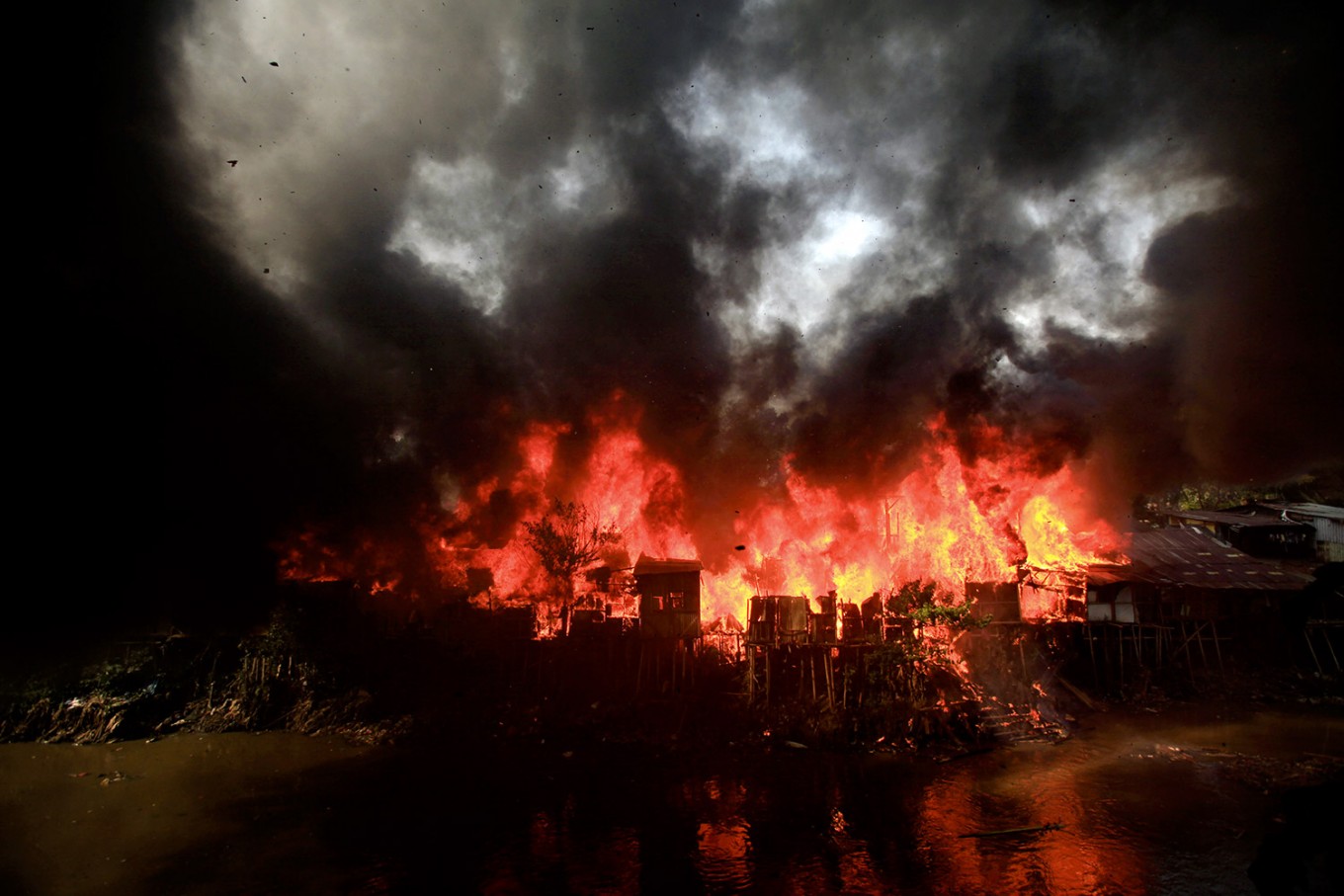 Fire in East Jakarta kills child