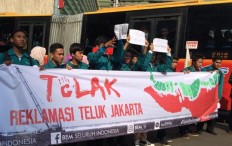 Students rally to protest reclamation  
