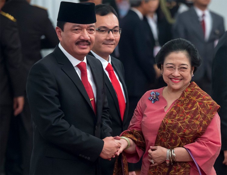Former president Megawati Soekarnoputri (right) congratulates newly appointed National Intelligence Agency (BIN) chief Gen. Budi Gunawan (left) after an inauguration ceremony at the State Palace on Sept. 9, 2016. 