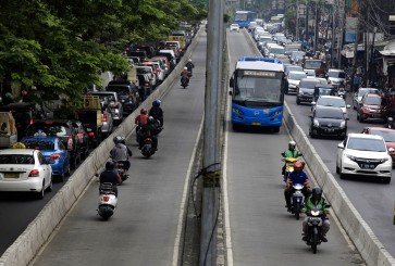 Motorbike riders nearly crushed by Transjakarta bus