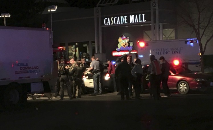 Police hunt gunman who killed 4 at Washington state mall 