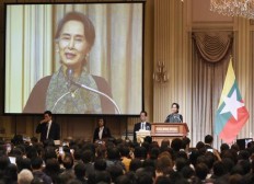 Suu Kyi in Japan as Myanmar faces pressure on Rohingya 