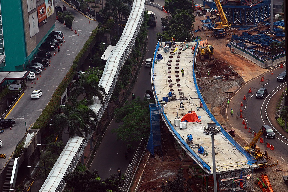 Workers finish the construction of the Semanggi elevated road on Jl. Sudirman, Central Jakarta, on Nov. 8, 2016. (JP/Seto Wardhana) 