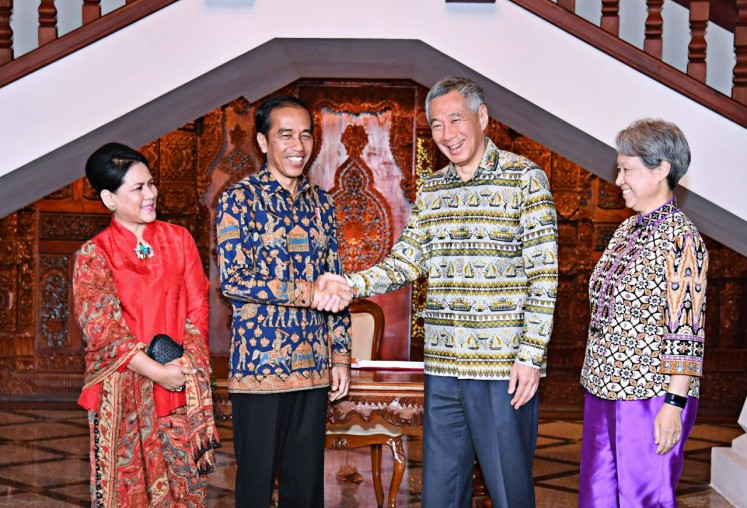 Closer ties – President Joko “Jokowi” Widodo (second from left), accompanied by First Lady Iriana Joko Widodo (left), shakes hands with his Singaporean counterpart Prime Minister Lee Hsien Loong (second from right), accompanied by his wife Ho Ching, prior to their bilateral meeting in Semarang, Central  Java, on Nov. 14, 2016. 