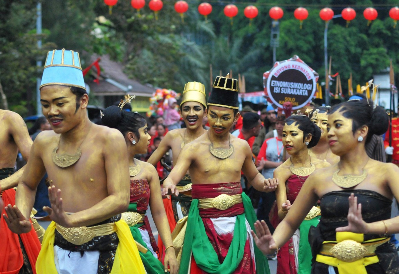 Dancers performing the Loro Blonyo dance, a signature wedding dance from Surakarta and Yogyakarta. Image: The Jakarta Post/Ganung Nugroho Adi