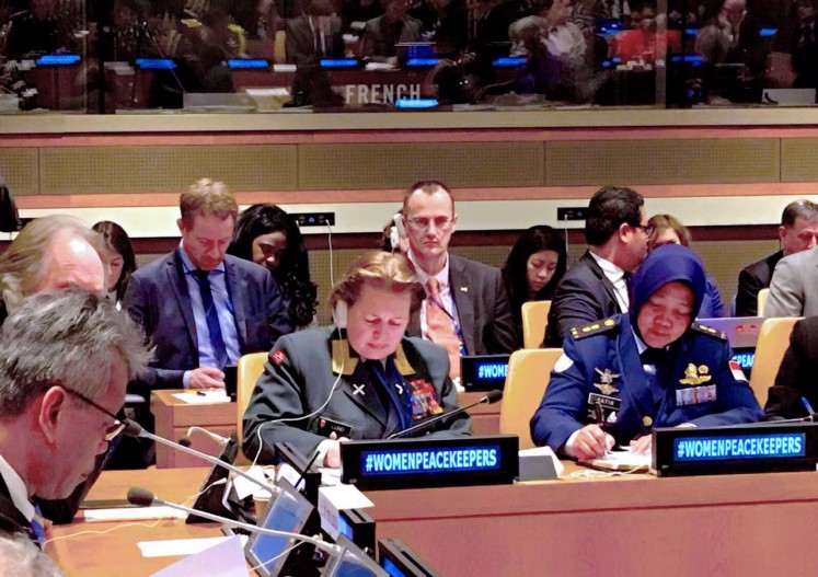 Indonesia’s Lt. Col. Ratih Pusparini (right) and Norway’s Maj. Gen. Kristin Lund (center) attend a session of the United Nations’ Special Committee for Peacekeeping Operations (C-34), in New York last year.
(Courtesy of Foreign Ministry)
