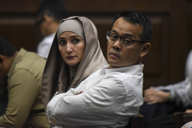 Inneke Koesherawati (left) and her husband, Fahmi Darmawansyah, sit in a trial hearing at the Jakarta Corruption Court last year. Fahmi was convicted in a case pertaining to a Maritime Security Board (Bakamla) procurement project.