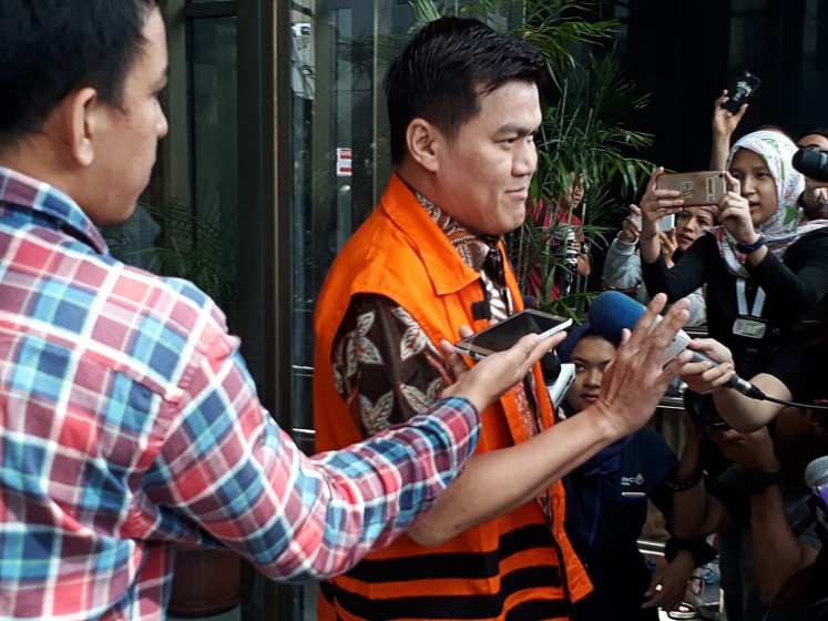 Graft suspect Andi Agustinus, aka Andi Narogong, greets journalists as he leaves the Corruption Eradication Commission (KPK) office after he was questioned on April 12. 
