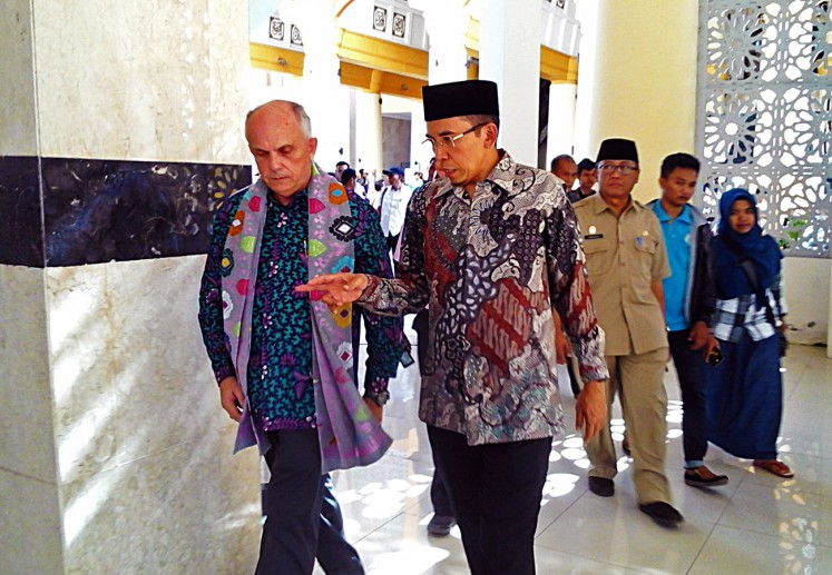  US Ambassador to Indonesia Joseph Donovan (left) listens to West Nusa Tenggara governor Muhammad Zainul Majdi during a visit to the Islamic Center complex in Mataram on Tuesday, May 16, 2017.