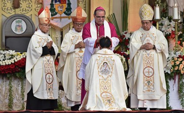 Semarang archbishop visits Idul Fitri revelers, conveys greeting from Vatican