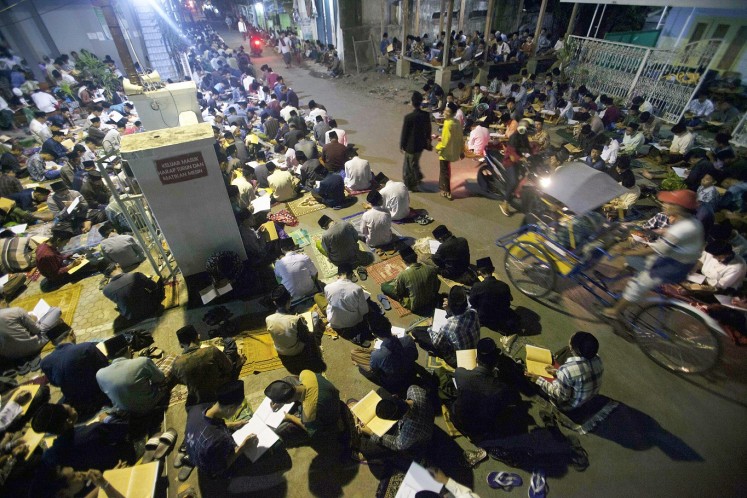 Sought after: Hundreds of students join a study session after the tarawih (evening Ramadhan prayers). Some participants only find a space to sit on the street and in the yards of houses around the Islamic boarding school.