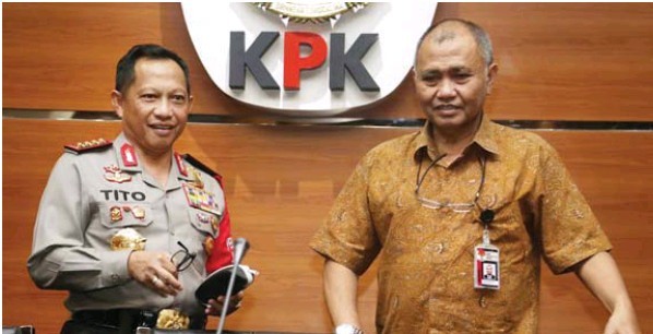 National Police chief Gen. Tito Karnavian (left) and Corruption Eradication Commission (KPK) head Agus Rahardjo prepare to deliver a press conference on Monday at KPK headquarters in South Jakarta.