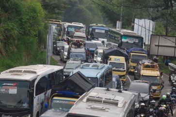 160,000 Jakartans leave capital by buses