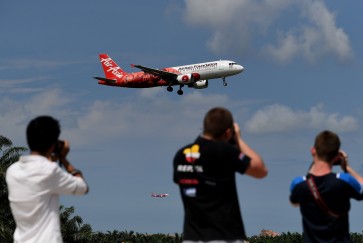 AirAsia plane 'shaking like washing machine' returns to Australia