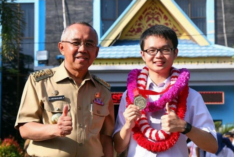 Riau Governor Arsyadjuliandi “Andi” Rachman (left) poses with Dean Fanggohans.