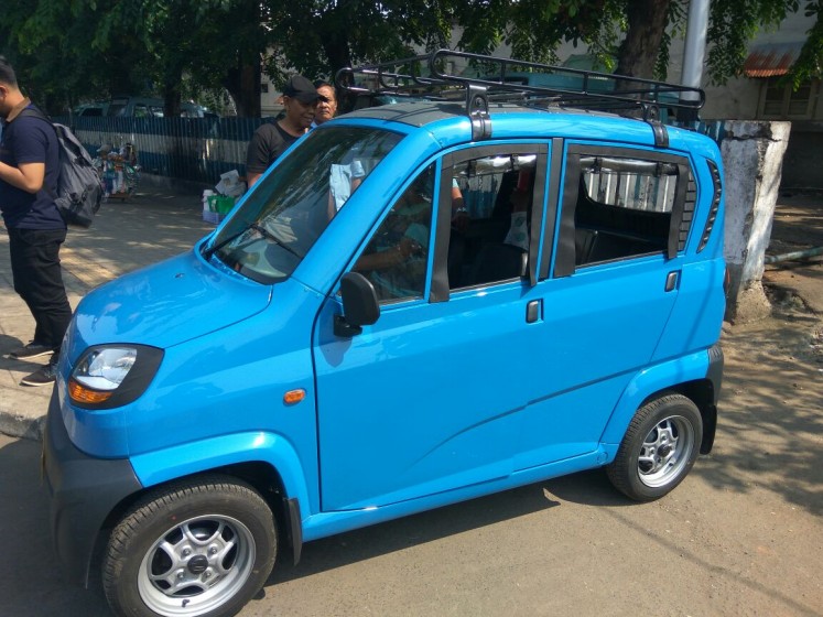 A new four-wheeled taxi, called the Bajaj Qute, is to replace the old three-wheeled bajaj and bemo in Jakarta. 