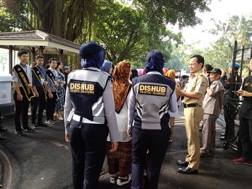 Thousands sign up for Bogor Palace tour