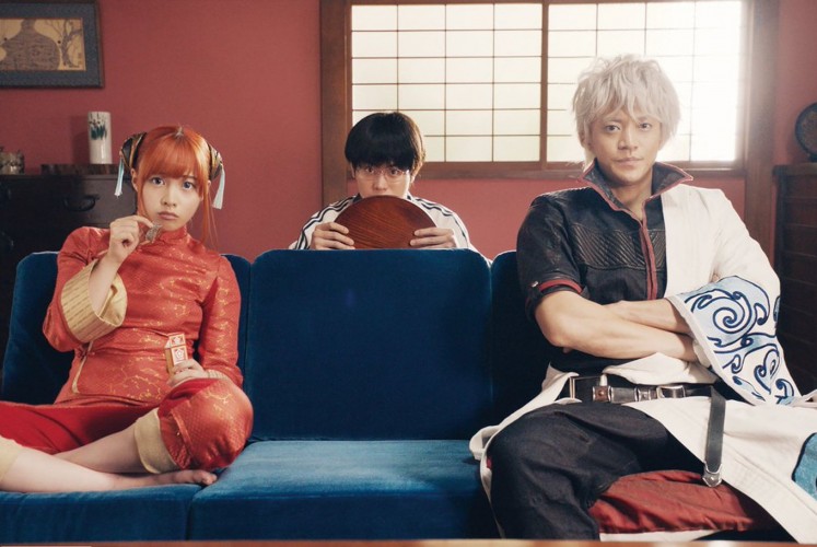  The manga has gained a following thanks to the colorful characters and over-the-top gags. Gintoki (right), for example, cuts a dashing figure but is also a candy-addicted slob, while Shinpachi (middle) is a pathetic otaku-type conspicuous for his glasses. Kagura (left) is similarly no ordinary heroine — she even picks her nose and throws up.