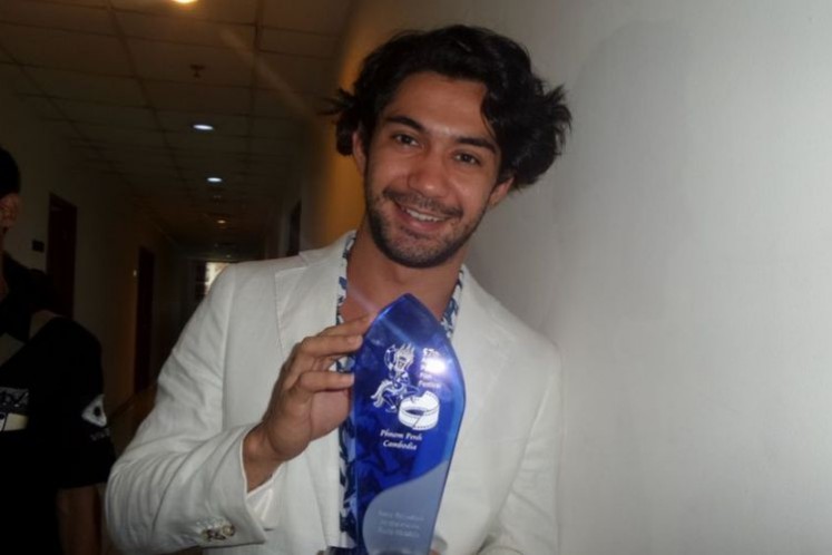 Reza Rahadian holds the Best Actor award that he received at the 57th Asia-Pacific Film Festival in 2017.
