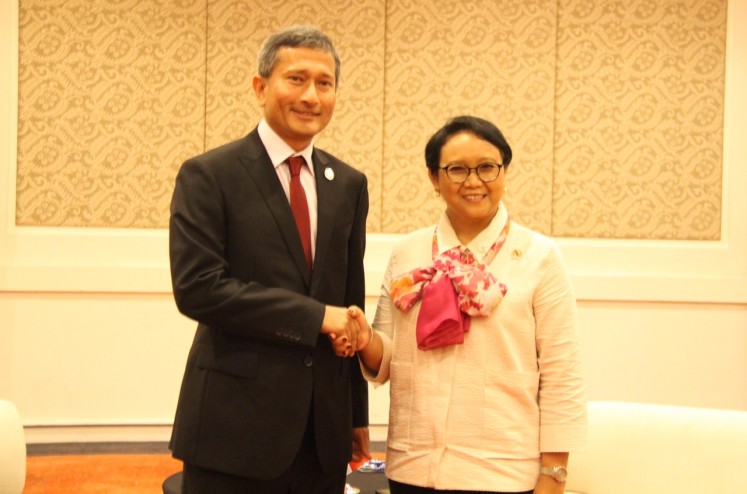 Indonesian Foreign Minister Retno LP Marsudi (right) shakes hands with Singaporean counterpart Vivian Balakrishnan ahead of their bilateral talk in Manila, the Philippines, on Friday. Indonesia and Singapore celebrate 50 years of diplomatic relations this year.