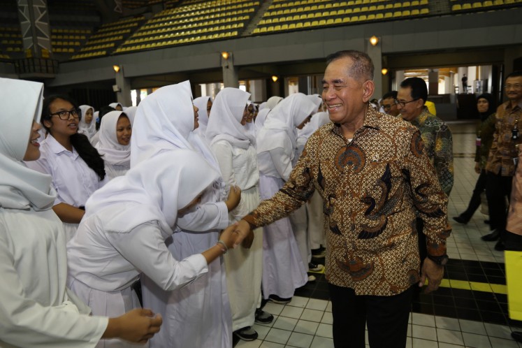 Defense Minister Ryamizard Ryacudu shakes hands with new students at the University of Indonesia at the university's campus in Depok, West Java, on Friday. 