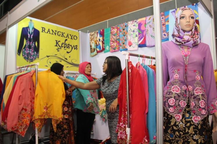 Visitors look through products displayed at the Rangkayo Kebaya booth from Payakumbuh, West Sumatra, during the 2017 World Halal Products Expo at the International Conference Center in Hat Yai, Thailand, on July 13-16, 2017.