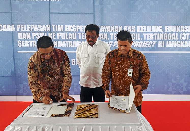 Riau Islands Governor Nurdin Basirun (center) witness the signing of a Memorandum of Understanding (MoU) between the head of the Riau Islands chapter of Bank Indonesia, Gusti Raizal Eka Putra (right), and the leader of Bank Riau Kepri, Edi Hasbi, in Batam, Riau Islands, on Tuesday. 
