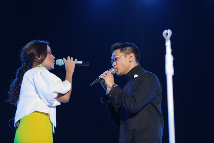Indonesian singer Raisa (left) performs a duet with Afgan (right).