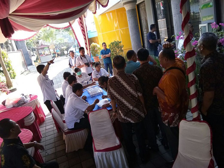 Opposing drug abuse: Judges and staff members of the Gianyar District Court make a queue to undergo drug tests on Aug.10