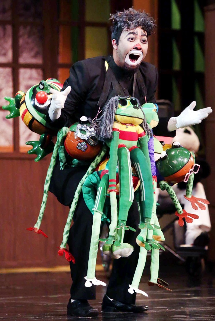 Happy outside: The clown (Febri Siregar) enjoys himself in “Warisan” (The Legacy), Teater Koma’s latest play.