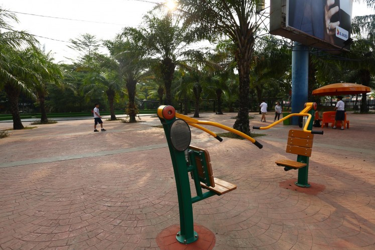 Taman Jogging Kelapa Gading is equipped with fitness equipment. 