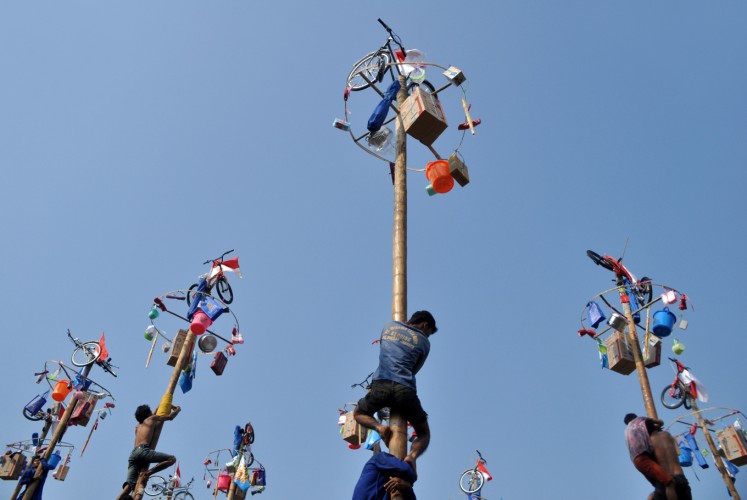 'Panjat pinang' (climbing the slippery pole) is one of the competitions that are held to celebrate Indonesia's Independence Day.