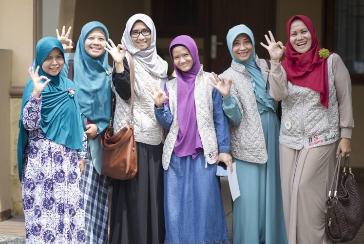 Housewives in Depok, West Java, having participated in the Bucket Party System, posing the 3Rs sign.