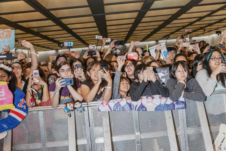 Excited fans during Wanna One’s appearance on the red carpet at KCON Los Angeles.