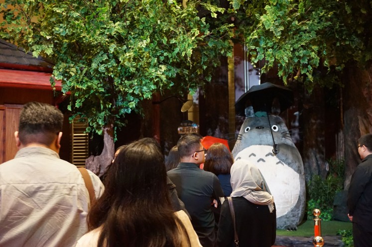 A long line in front of the Totoro installation.