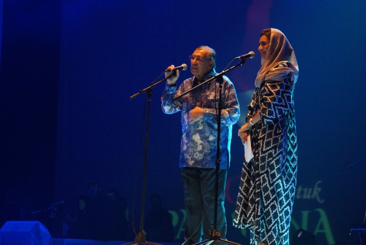 Prominent cleric Quraish Shihab shares the stage with his daughter, journalist Najwa Shihab. 