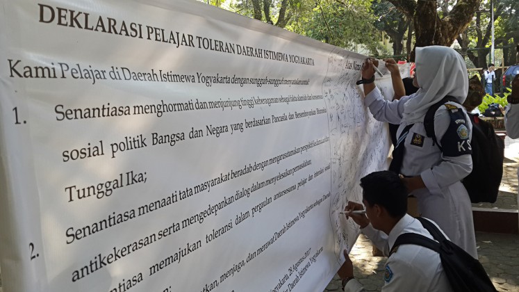 Fight for tolerance: Students of a school in Yogyakarta sign a large banner to show their support for tolerance during the Declaration of Tolerant Yogyakarta Students event at Yogyakarta State University's (UNY) Pancasila Park on Aug. 28.  