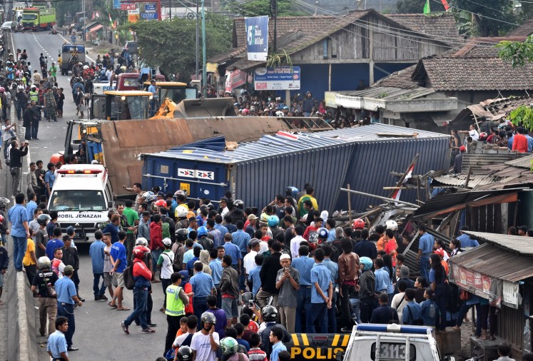 Fatal crash: Residents gather at the location of a multi-vehicle collision on Jl. Raya Soekarno-Hatta KM 32, Bawen, Semarang regency, Central Java, on Aug.29. 