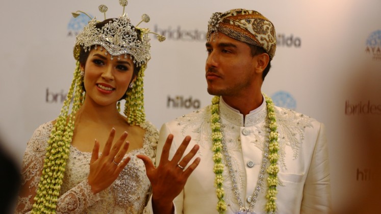 Singer Raisa (left) and actor Hamish Daud Wyllie (right) showed their wedding rings during press conference after their lunch reception at Ayana MidPlaza Hotel, Jakarta, on Sept. 3, 2017.