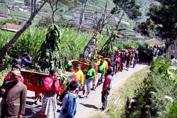 A colorful parade: Residents parade gunungan, mountain-shaped piles of crops, during Tungguk Tembakau, a thanksgiving ritual in Senden village, Selo district, Boyolali, Central Java, on Aug. 3.