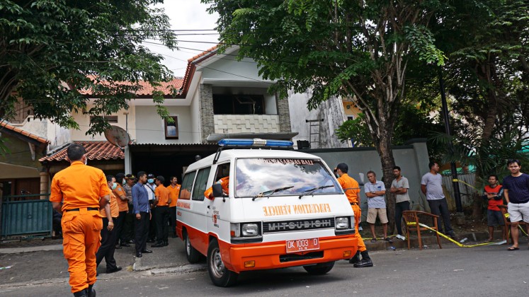 Fatal incident: National Search and Rescue Agency personnel remove the bodies of a Japanese couple found dead at their house at Puri Gading residential complex in Jimbaran, Bali, on Sept.4.