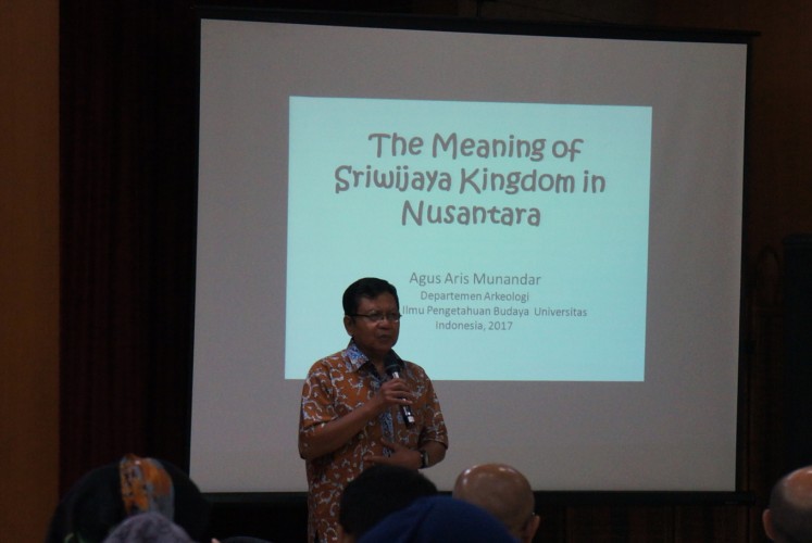 Agus Aris Munandar, an archaeologist from the University of Indonesia (UI), gives a lecture at about Reviving the Sriwijaya-Nalanda Civilization Trail on Aug. 8 in Jakarta.