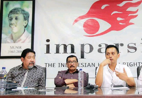 Former chief of the government-sanctioned fact-finding team into the murder of human rights defender, Munir Said Thalib, Marsudi Hanafi (center), as well as former team members, human rights activists Hendardi (left) and Al-Araf (right), speak to journalists during a media briefing in Jakarta on Wednesday, Sept. 6.