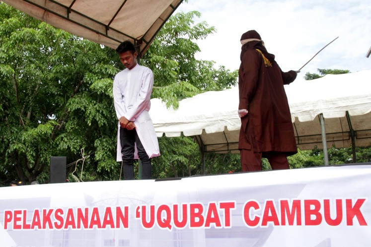 Terpidana pelanggar hukum Syariat Islam menjalani uqubat (hukuman) cambuk di Banda Aceh, Aceh, Senin (11/9). Mahkamah syariah Kota Banda Aceh menvonis 10 hingga 28 kali cambuk dengan menggunakan rotan setelah dipotong masa tahanan karena melanggar Qanun (peraturan daerah) Nomor 6/2014 tentang hukum jinayat. 