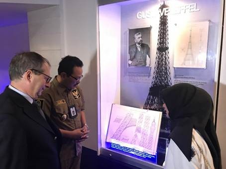 The 2-meter Eiffel miniature was designed to scale and set in front of a fireworks diorama to give a close-to-reality experience for its visitors in Yogyakarta. 